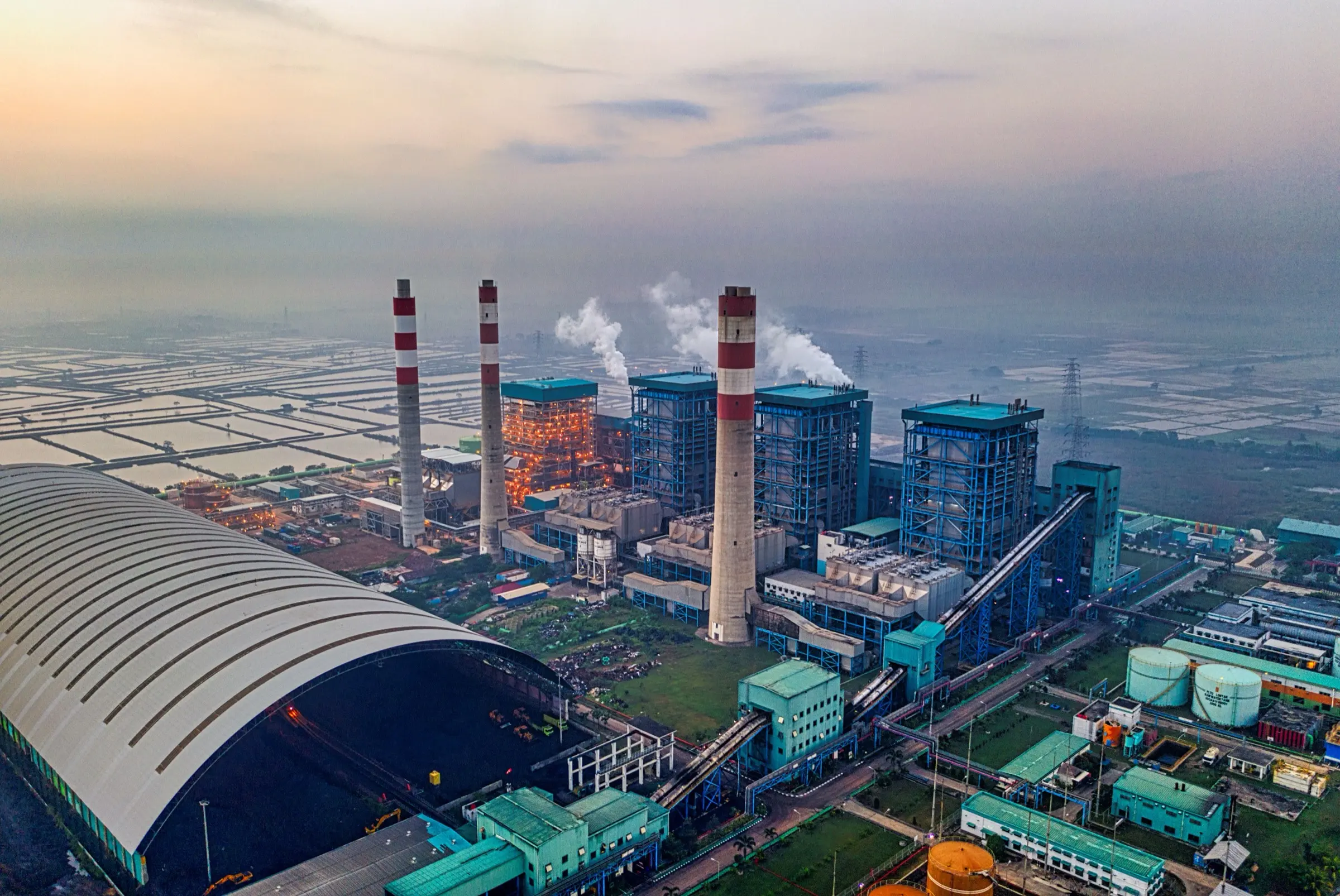 Complejo energético al amanecer